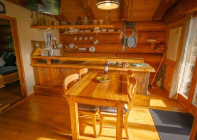 Küchenzeile mit Esstisch im der Familienunterkunft Mirabella