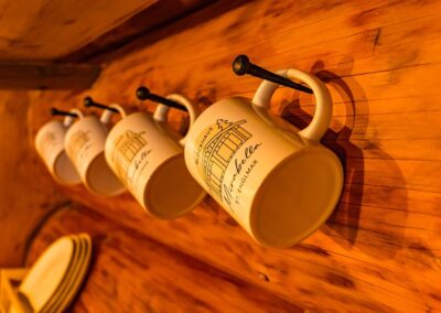 Tassen an einem Nagel aufgehängt