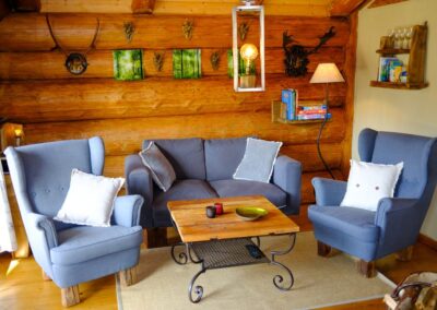 gemütliches Wohnzimmer mit bequemer Sitzgarnitur